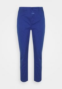 Pantalon en coton bleu avec une coupe ajustée, une ceinture standard avec fermeture par bouton, et un design minimaliste. Texture lisse et jambes droites.
