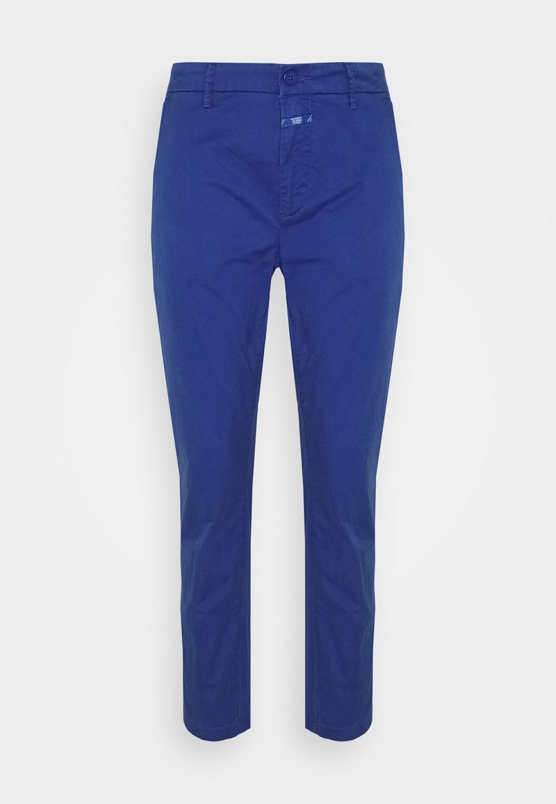Pantalon en coton bleu avec une coupe ajustée, une ceinture standard avec fermeture par bouton, et un design minimaliste. Texture lisse et jambes droites.