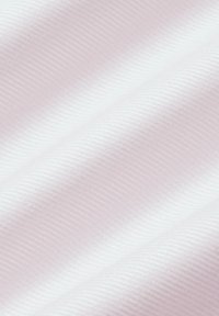 Biała, teksturowana tkanina z delikatnym, skośnym prążkowaniem. Powierzchnia wydaje się gładka i lekko odbijająca światło, prezentując subtelny połysk.