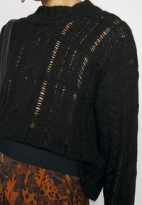 Pinko Sweter