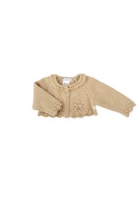 Suéter de bebé de punto color beige con mangas largas, cuello con volantes, borde de encaje y detalles de lazo en la parte frontal y los puños.