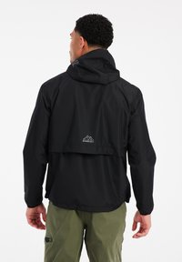 Czarna wodoodporna kurtka z kapturem, regulowanymi mankietami i panelem tylnym. Teksturowana tkanina z minimalnym logo z tyłu.
