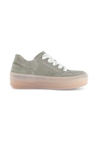 Grijze suède sneakers met een ronde neus, witte veters en een transparante platformzool. Accenten omvatten stiksels langs de randen.
