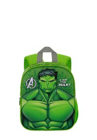 Mochila verde para niños con un gráfico de Hulk, bolsillos laterales de malla y un asa gris; diseñada con colores vibrantes y material duradero.