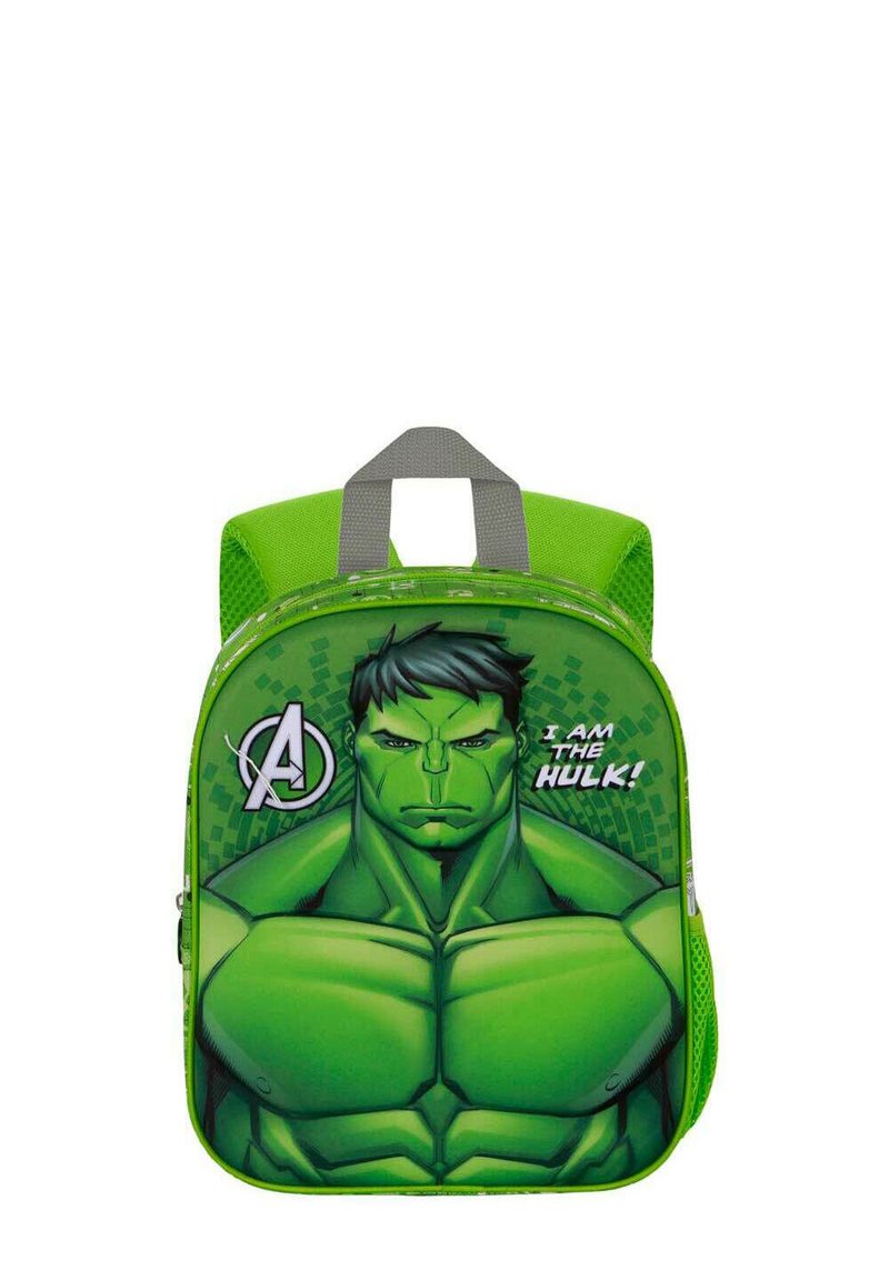 Mochila verde para niños con un gráfico de Hulk, bolsillos laterales de malla y un asa gris; diseñada con colores vibrantes y material duradero.