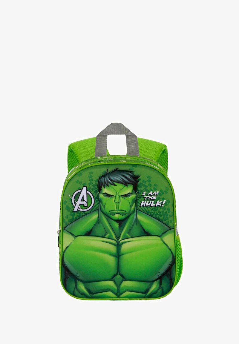 Mochila verde para niños con un gráfico de Hulk, bolsillos laterales de malla y un asa gris; diseñada con colores vibrantes y material duradero.