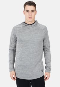 Grau Kapuzenpullover mit einem strukturierten, gestreiften Muster und einem Trichterkragen. Verfügt über lange Ärmel und ein Logo-Detail in der Nähe des Saums. Hergestellt aus weichem Material.