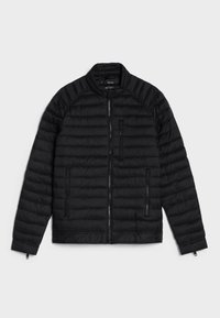 Svart vadderad pufferjacka med ståkrage, fram Zip, två sidofickor med dragkedja och en bröstficka med dragkedja, utlagd på vit bakgrund.