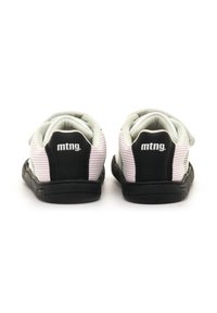 Une paire de baskets blanches et roses pour tout-petits avec des talons noirs et le logo "mtng.", vues de l'arrière sur un fond blanc.