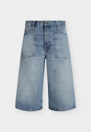 Short en denim bleu clair taille haute, jambes larges, poches plaquées à l'avant, passants pour ceinture et fermeture à boutons.