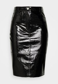 Jupe crayon noire à taille haute, fabriquée dans un matériau brillant, dotée d'une fermeture à boutons et à glissière à l'avant, avec des détails de couture et deux poches.