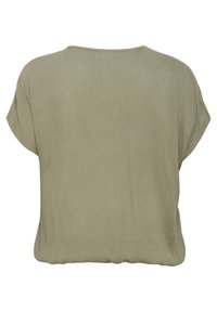 Blusa de manga corta en verde oliva con corte holgado y escote redondeado, mostrada desde la parte de atrás sobre un fondo blanco.