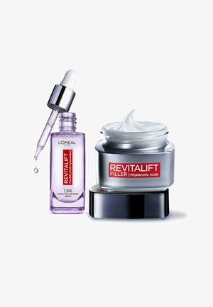 Sérum Revitalift dans un flacon en verre violet haut avec un compte-gouttes et une crème dans un pot argenté avec une base noire et une crème blanche à l'intérieur.