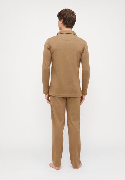 Braunes Langarmhemd und passende Hose, aus weichem, strukturiertem Material, mit einem kragenförmigen Ausschnitt und lockerer Passform.
