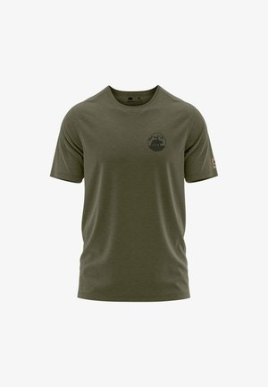 Olijfgroen t-shirt met korte mouwen, met een beer- en bergafbeelding op de borst, gemaakt van een textuurstof en met een ronde hals.