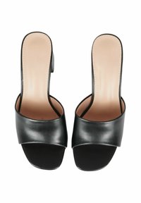 Pantofole nere in pelle aperte con tacco, dotate di una fascia larga sul davanti del piede, con una soletta color carne e una finitura elegante e liscia.