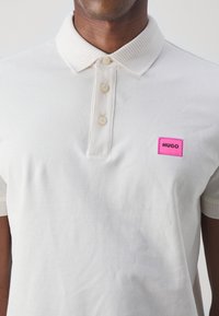 HUGO DERESO - Poloskjorter - open white