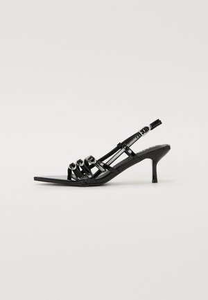 Sort patentlæder kitten heel sandal med tre forreste stropper og sølvspænder, åben tå og slingback ankelrem.