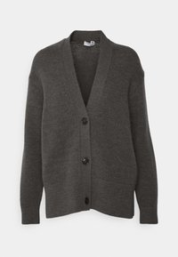Grå stickad cardigan med V-ringning, sänkt axel, och fyra svarta knappar nedtill. Mjuk textur, avslappnad passform och ribbad detalj.