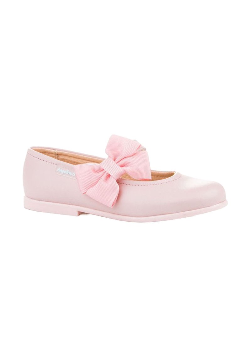 Zapato plano de color rosa claro con un gran lazo de tela rosa en la parte superior, puntera redondeada y acabado suave, diseñado para niñas.