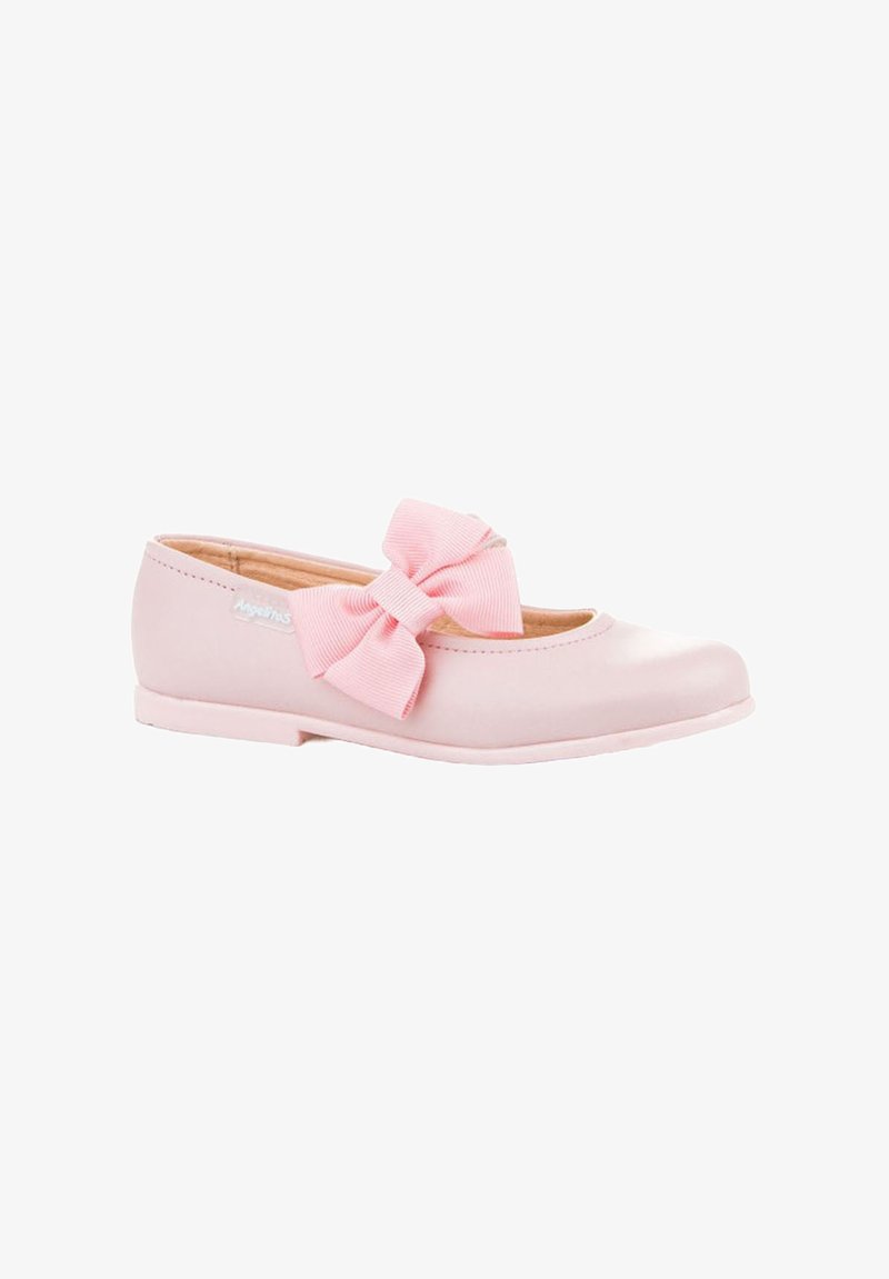 Zapato plano de color rosa claro con un gran lazo de tela rosa en la parte superior, puntera redondeada y acabado suave, diseñado para niñas.