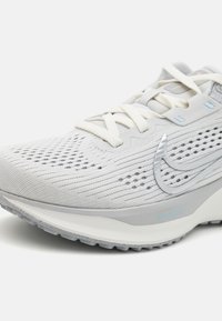 Nike Performance QUEST 6 - Tenisice za cestovno trčanje - photon dust/smoke grey/psychic blue/white/echo pink/sail