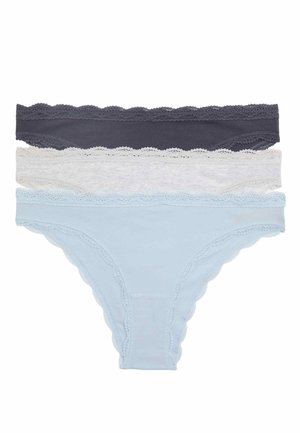 Trzy damskie bawełniane majtki bikini z koronkową lamówką w kolorach granatowym, jasnoszarym i jasno niebieskim ułożone na białym tle.