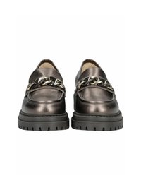 Metallisch lederne Slipper mit einer dicken schwarzen Sohle, versehen mit einer Kettenakzentuierung über dem Spann. Glatte Textur, abgerundetes Design der Zehen.