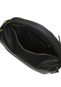 Zwarte leren tas met een gestructureerde buitenkant, bovenste ritssluiting en gouden hardware-accenten. Het binnencompartiment heeft een gladde voering.
