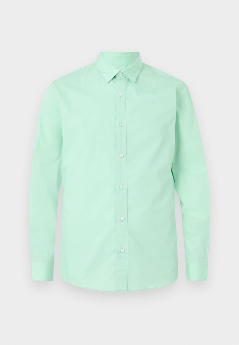 Camisa de botones en verde menta con mangas largas, cuello y cierre de botones en el frente. Textura suave, color sólido sin patrones ni acentos visibles.