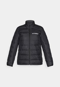 Zwarte pufferjack met een hoge kraag, horizontale stiksels, een rits aan de voorkant en een wit "TERREX" logo op het linkerbovenbeen.