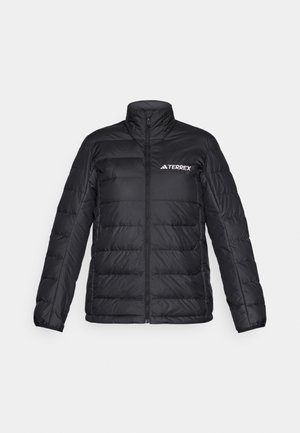 Chaqueta de plumas negra con cuello alto, costuras horizontales, cremallera frontal y logo "TERREX" blanco en la parte izquierda del pecho.