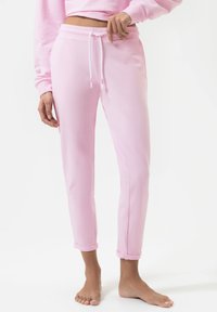 Roze fleece joggers met een slanke pasvorm, elastische tailleband en trekkoord. Opgerolde boorden bij de enkels versterken het casual ontwerp.