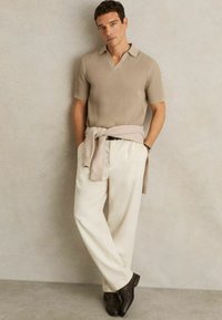 Reiss REGULAR FIT-MERIT MICRO-CABLE OPEN-COLLAR  - Bluză polo - light camel brown