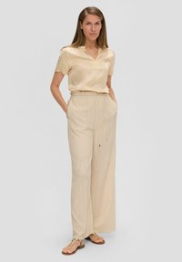 s.Oliver BLACK LABEL LOOSE MIT CRINKLE-STRUKTUR - Stoffhose - beige