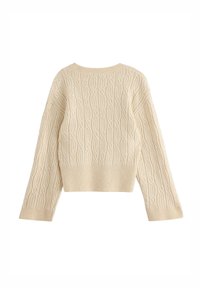 Cremefarvet kabelstrikket sweater med lange ærmer samt ribbede manchetter og kant, vist fra ryggen.