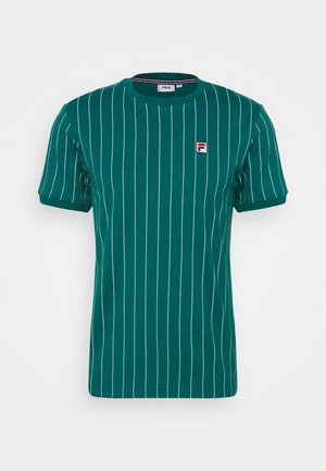 T-shirt vert à manches courtes avec des rayures verticales blanches et un petit logo brodé sur la poitrine gauche. Fabriqué en matériau en coton doux.