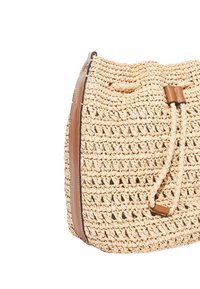 Vævet stråtaske i en lys beige farve med en tan læderdetalje, der har snorelukning og struktureret overflade.
