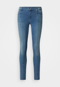 Jeans ajustados en denim de color azul claro. Presentan un cierre frontal con botón y cremallera, con costuras en contraste y una textura suave.