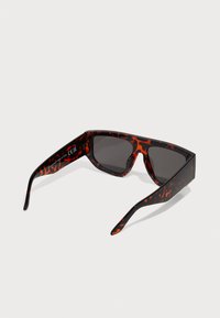 Schildpatt-Sonnenbrille mit schwarzen und roten Mustern, dunklen Gläsern, kantigem Design und schlanken Bügeln mit hochglänzender Oberfläche.