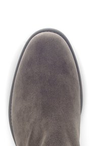 Suède enkellaars met een ronde neus, grijze kleur, minimale stikdetails en een gladde textuur, tegen een witte achtergrond.