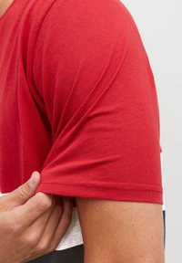 Jack & Jones JJEREID BLOCKING TEE - T-Shirt print - tango red