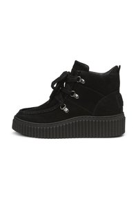 Bottines en suède noir avec une semelle épaisse et striée. Comprend des œillets en métal, des lacets et un col rembourré pour le soutien.