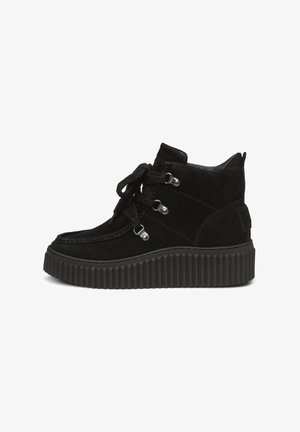 Zwarte nubucklederen enkelboots met een dikke, geribbelde zool. Voorzien van metalen oogjes, veters en een gewatteerde kraag voor ondersteuning.