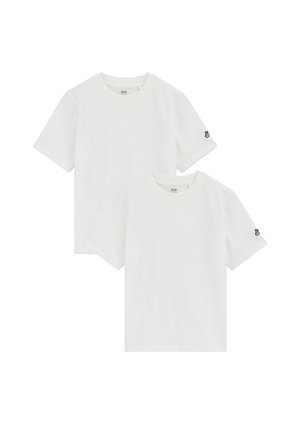 Dwie białe, gładkie bawełniane koszulki z krótkim rękawem, okrągłym dekoltem i małym czarnym logo na lewym rękawie, przedstawione na białym tle.