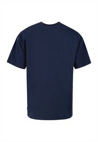 Marineblauw T-shirt met korte mouwen, ronde hals en een gladde textuur; heeft een klein logo accent nabij de zoom aan de linkerkant.