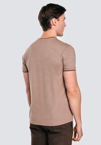 Brązowy t-shirt z krótkim rękawem, okrągłym dekoltem i dopasowanym krojem. Materiał ma gładką fakturę i subtelny melanżowy wzór.