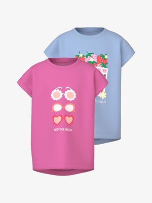 Divas īsroku T-krekli: rozā ar trim saulesbrilles dizainiem un uzrakstu "GATAVI BRĪVDIENĀM", zils ar zemeņu un ziedu grafiku.