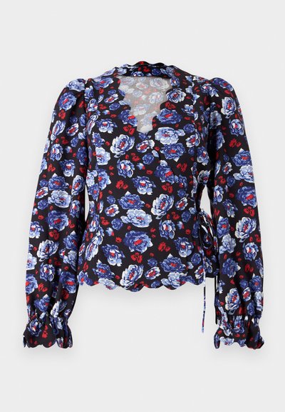 Blusa nera a fiori con fiori blu e rossi, scollatura a scalloped, maniche lunghe a sbuffo e dettagli con fiocco in vita. Tessuto leggero.
