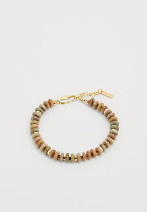 Bracciale di perline con pietre circolari in tonalità terrose di verde, marrone e oro, con accenti in metallo dorato e chiusura a gancio.